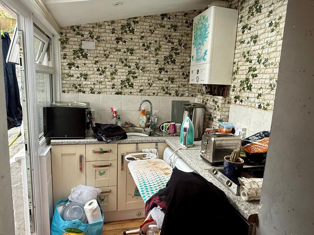 Lot: 119 - HOUSE FOR IMPROVEMENT - Kitchen